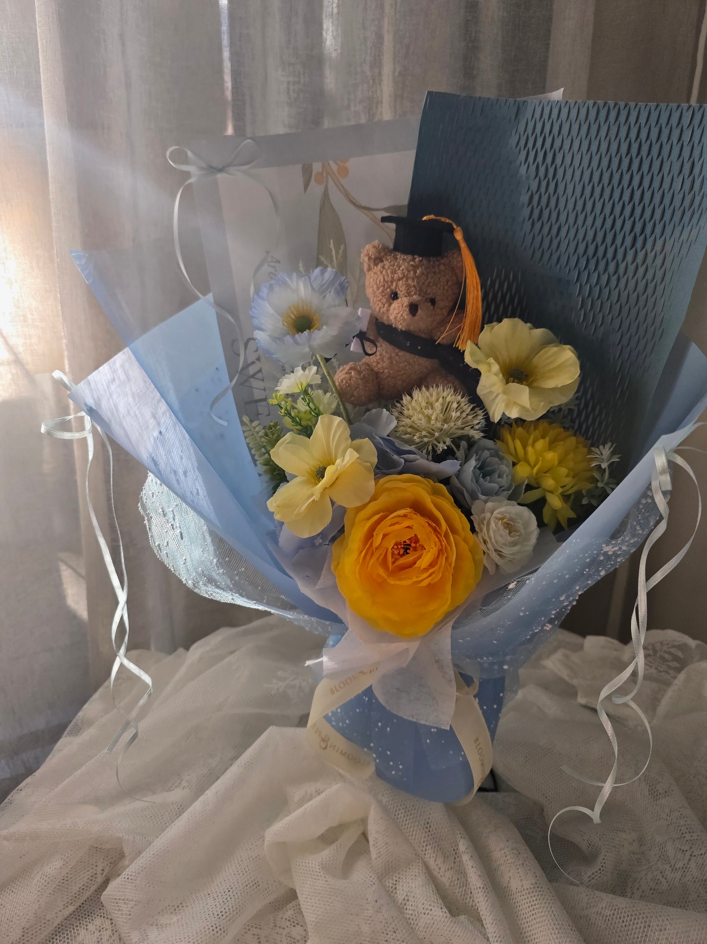 MIXED COLOUR GRADUATION BOUQUET