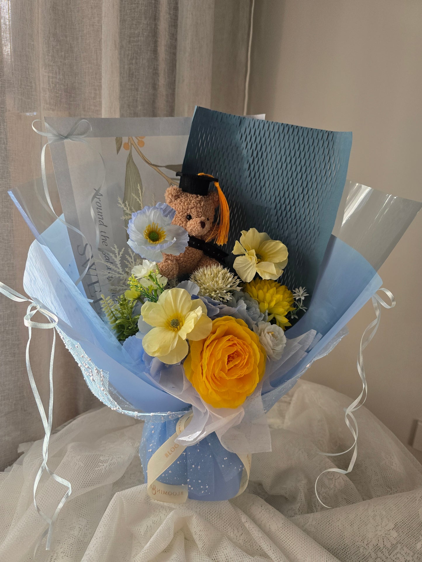 MIXED COLOUR GRADUATION BOUQUET