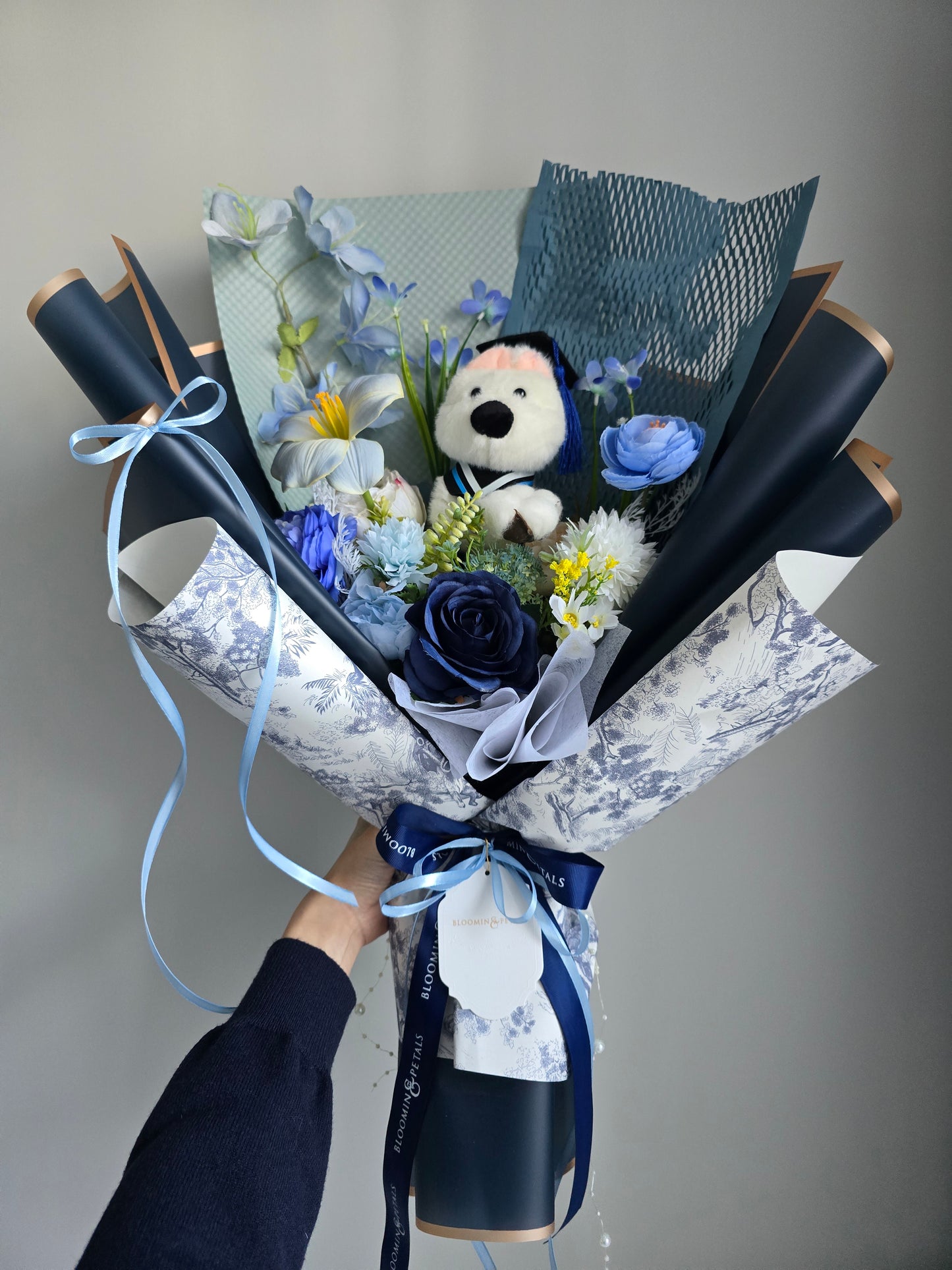 LIMITED DOG GRAD FLOWER BOUQUET